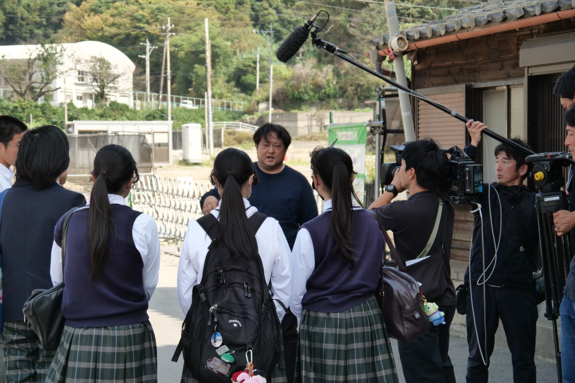 田中地区で渡邊さんから説明を受ける高校生たち