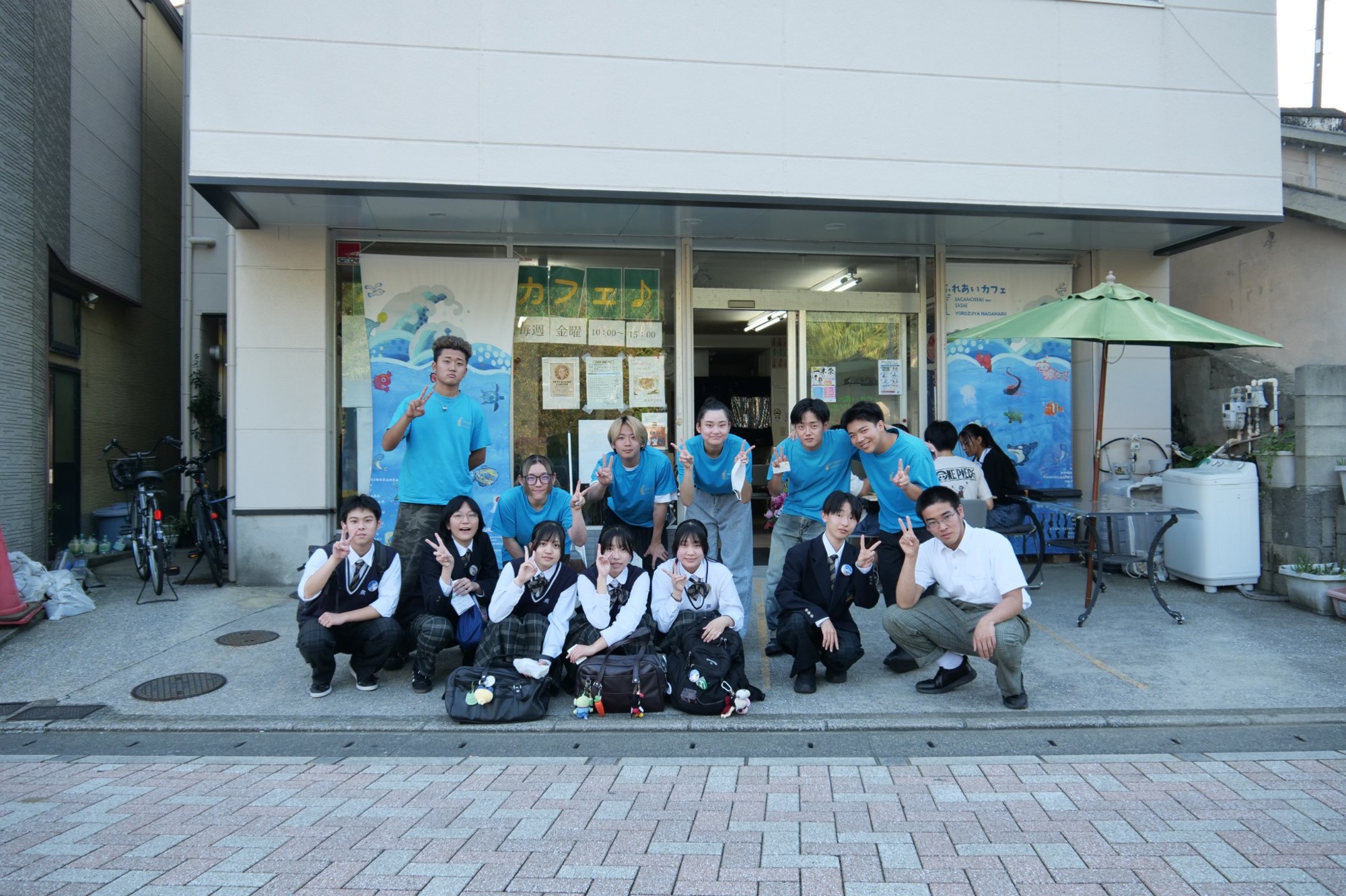 「よろずやファミリー」の大学生と三崎高校生